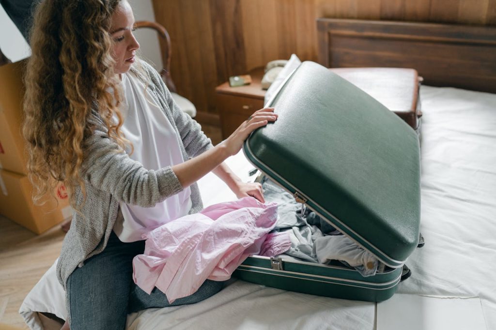 woman packing her suitcasae