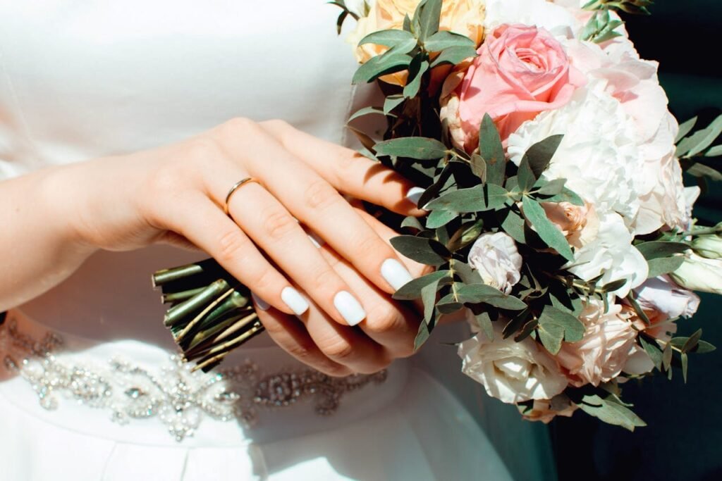 woman-holding-white-and-pink-roses-bouquet-